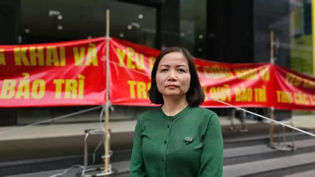 Dân chung cư Hà Nội dàn ô tô băng rôn đòi 'sổ đỏ'