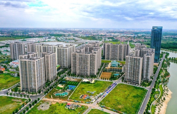 Cứ 3 người mua chung cư thì có đến 2 người mua để đầu tư, đầu cơ...kỳ vọng giá sẽ còn tăng nữa khiến nhiều dự án giá cao nhưng vẫn "cháy hàng"