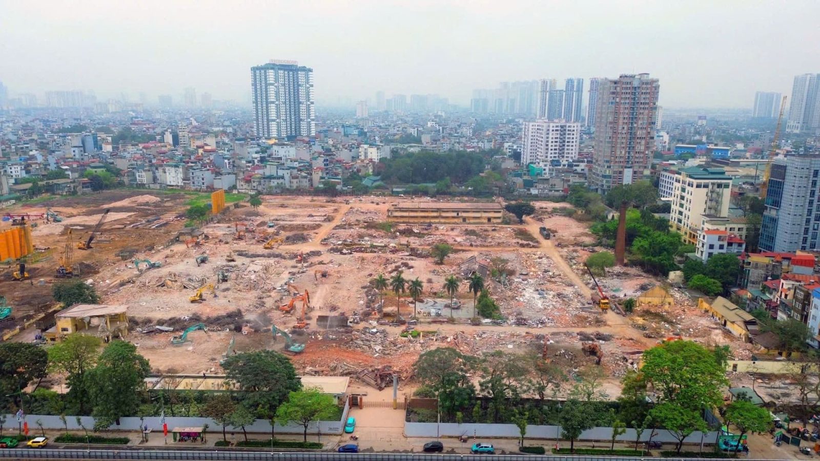 Hoàn thiện mặt bằng và hạ tầng công trường